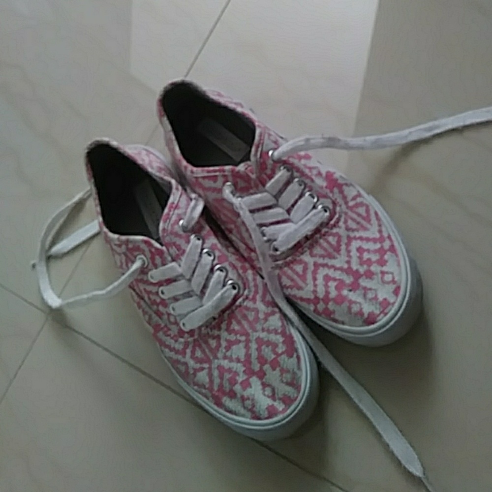 Cute pink and white Areopostale shoes